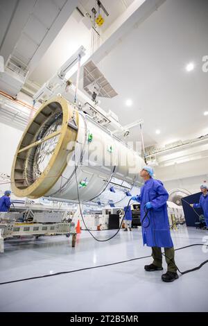 Das druckbeaufschlagte Frachtmodul (PCM) von Northrop Grummans NG-20 Cygnus wird in die Hochbucht des Kennedy Space Centers in Florida gebracht. Das Modul wird vor dem Start einer SpaceX Falcon 9-Rakete zur Internationalen Raumstation vom Startkomplex 39A bearbeitet Stockfoto