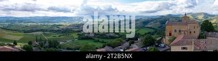 Val d'Oingt, Frankreich - 08 29 2021: Weingut Rhône. Blick auf die Kirche Saint-Mathieu de Oingt und das Dorf mit dem Weinberg und der Landschaft um die Ecke Stockfoto