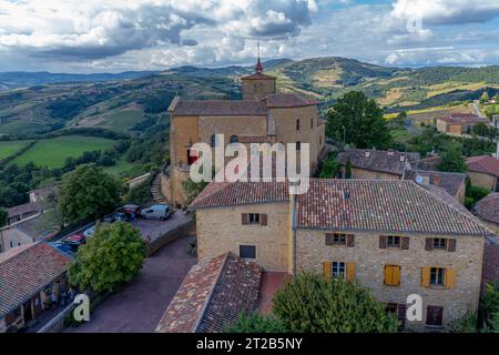 Val d'Oingt, Frankreich - 08 29 2021: Weingut Rhône. Blick auf die Kirche Saint-Mathieu de Oingt und das Dorf mit dem Weinberg und der Landschaft um die Ecke Stockfoto