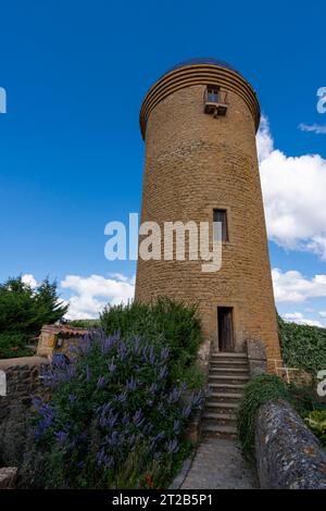 Rhône Vineyard. Blick auf den Oingt-Turm vom Hof im Dorf Stockfoto