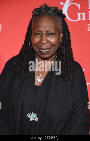 New York, USA. Oktober 2023. Whoopi Goldberg nimmt an der Fashion Group International (FGI) Night of Stars im Plaza Hotel, New York, NY, am 17. Oktober 2023 Teil. (Foto: Anthony Behar/SIPA USA) Credit: SIPA USA/Alamy Live News Stockfoto