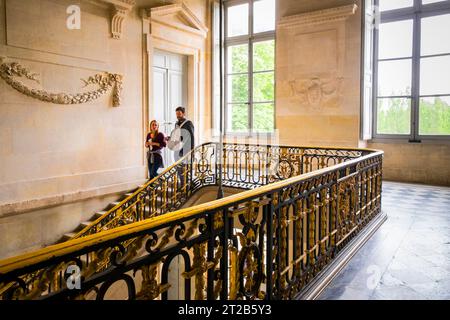 Zwei Personen wandern durch die Domaine de Marie-Antoinette, auch bekannt als Petit Trianon, auf dem Anwesen Versailles. Stockfoto