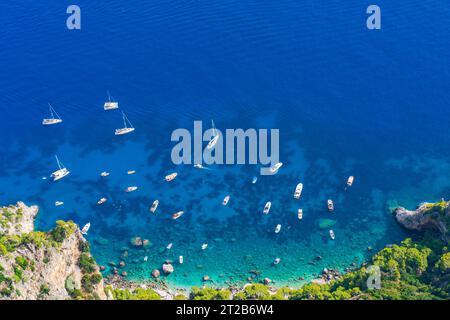 Aus der Vogelperspektive auf die Bucht von Neapel mit Booten und Yachten vom Mount Solaro auf Capri, Italien Stockfoto