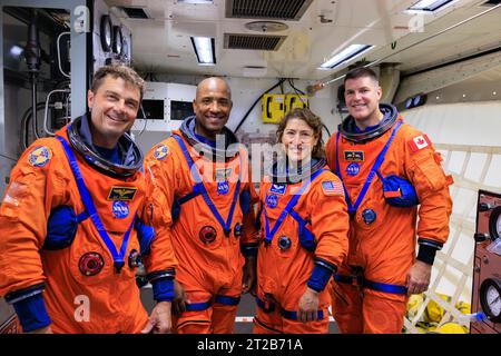 Die NASA-Astronauten Reid Wiseman, Victor Glover, Christina Koch und CSA-Astronaut Jeremy Hansen stehen am 20. September 2023 im Kennedy Space Center im weißen Raum auf dem Zugangsarm der mobilen Trägerrakete am Launch Pad 39B während eines integrierten Bodensystemtests für Artemis II. Stockfoto