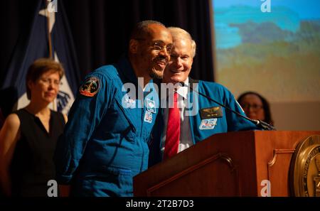 2023 nationaler Jugendgipfel des Handelsministeriums. NASA-Astronaut Alvin Drew spricht mit den Teilnehmern des National Youth Summit 2023 zusammen mit dem NASA-Administrator Bill Nelson, der vom Office of Faith-Based and Neighborhood Partnerships des US-Handelsministeriums am Donnerstag, 21. September 2023, im US-Handelsministerium in Washington veranstaltet wird. Stockfoto