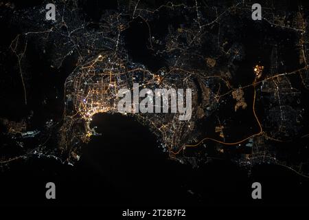 . Iss069e091732 (26. September 2023) --- die Nachtlichter von Baku, der Hauptstadt Aserbaidschans, sind von der Internationalen Raumstation aus abgebildet, die 261 Meilen über dem Kaspischen Meer umkreist hat. Stockfoto
