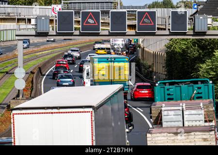 Stau auf der Autobahn A40, Ruhrschnellweg, in Essen, in der Nähe des Autobahnkreuzes Essen-Ost, NRW, Deutschland, Stockfoto