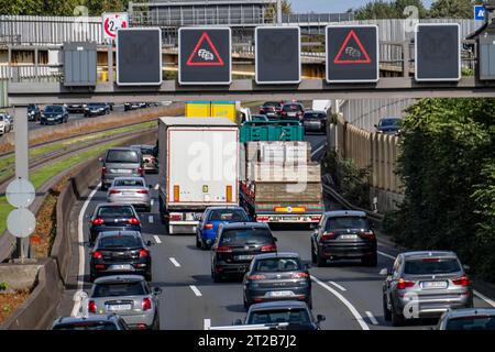 Stau auf der Autobahn A40, Ruhrschnellweg, in Essen, in der Nähe des Autobahnkreuzes Essen-Ost, NRW, Deutschland, Stockfoto