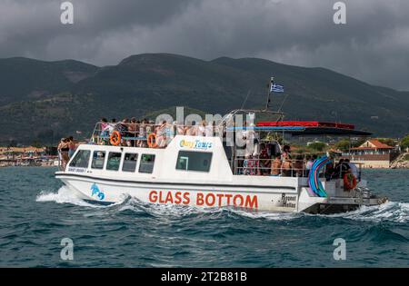 Überfüllte Touristenschifffahrt auf der griechischen Insel zante oder zakynthos. Besucher auf einem Tagesausflug mit Glasboden auf der Suche nach Meeresschildkröten Stockfoto