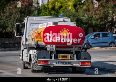 Kleiner Tankwagen der Marke Shell, der Kraftstoff und Diesel an Boote und Schiffe im Hafen von zante auf der griechischen Insel zakynthos liefert. Stockfoto