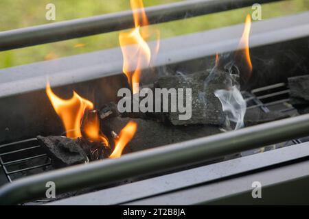 Brennende Holzkohle auf einem asiatischen Grill Stockfoto