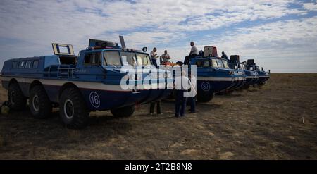 Expedition 69 Vorbereitungen Für Die Landung. Das Team der russischen Such- und Bergungskräfte All Terrain Vehicle (ATV) hat ein Mittagessen und bereitet sich auf die Landung des NASA-Astronauten Frank Rubio der Expedition 69, der Kosmonauten Dmitri Petelin und Sergej Prokopjew vor, Mittwoch, 27. September 2023, außerhalb von Zhezkazgan, Kasachstan. Das Trio kehrt auf die Erde zurück, nachdem es 371 Tage im Weltraum als Mitglieder der Expeditions 68-69 an Bord der Internationalen Raumstation eingespurt hat. Für Rubio ist seine Mission der längste Einzelraumflug eines US-Astronauten in der Geschichte. Stockfoto