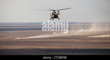 Russische Such- und Rettungsteams kommen kurz nach der Landung in der Nähe von Zhezkazgan in Kasachstan mit der Besatzung der Expedition 69, dem NASA-Astronauten Frank Rubio und den Roscosmos-Kosmonauten Dmitri Petelin und Sergej Prokopyev am 27. September 2023 an. Die Besatzung kehrt nach 371 Tagen an Bord der Internationalen Raumstation zurück. Stockfoto