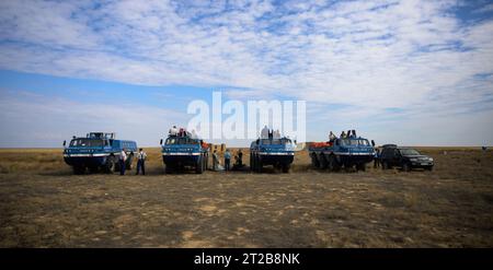 Expedition 69 Vorbereitungen Für Die Landung. Das Team der russischen Such- und Bergungskräfte All Terrain Vehicle (ATV) hat ein Mittagessen und bereitet sich auf die Landung des NASA-Astronauten Frank Rubio der Expedition 69, der Kosmonauten Dmitri Petelin und Sergej Prokopjew vor, Mittwoch, 27. September 2023, außerhalb von Zhezkazgan, Kasachstan. Das Trio kehrt auf die Erde zurück, nachdem es 371 Tage im Weltraum als Mitglieder der Expeditions 68-69 an Bord der Internationalen Raumstation eingespurt hat. Für Rubio ist seine Mission der längste Einzelraumflug eines US-Astronauten in der Geschichte. Stockfoto