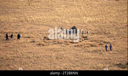 Expedition 69 Sojus Landing. Russische Such- und Rettungsteams treffen am 69 Mittwoch, 27. September 2023 in einem abgelegenen Gebiet in der Nähe der Stadt Zhezkazgan (Kasachstan) auf der Raumsonde Sojus MS-23 ein. Das Trio kehrt auf die Erde zurück, nachdem es 371 Tage im Weltraum als Mitglieder der Expeditions 68-69 an Bord der Internationalen Raumstation eingespurt hat. Für Rubio ist seine Mission der längste Einzelraumflug eines US-Astronauten in der Geschichte. Stockfoto