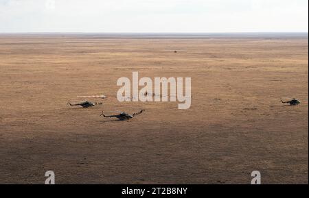 Expedition 69 Sojus Landing. Russische Such- und Rettungsteams treffen am 69 Mittwoch, 27. September 2023 in einem abgelegenen Gebiet in der Nähe der Stadt Zhezkazgan (Kasachstan) auf der Raumsonde Sojus MS-23 ein. Das Trio kehrt auf die Erde zurück, nachdem es 371 Tage im Weltraum als Mitglieder der Expeditions 68-69 an Bord der Internationalen Raumstation eingespurt hat. Für Rubio ist seine Mission der längste Einzelraumflug eines US-Astronauten in der Geschichte. Stockfoto