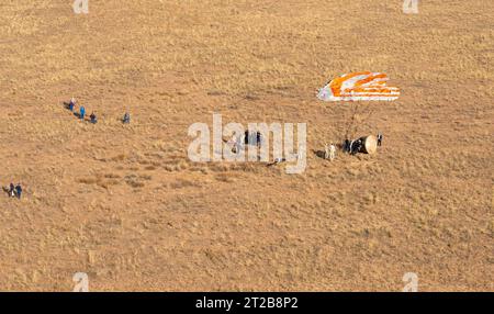 Expedition 69 Sojus Landing. Russische Such- und Rettungsteams treffen am 69 Mittwoch, 27. September 2023 in einem abgelegenen Gebiet in der Nähe der Stadt Zhezkazgan (Kasachstan) auf der Raumsonde Sojus MS-23 ein. Das Trio kehrt auf die Erde zurück, nachdem es 371 Tage im Weltraum als Mitglieder der Expeditions 68-69 an Bord der Internationalen Raumstation eingespurt hat. Für Rubio ist seine Mission der längste Einzelraumflug eines US-Astronauten in der Geschichte. Stockfoto