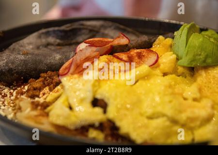 Mexikanisch inspiriertes Rührei-Frühstück mit Avocado Stockfoto