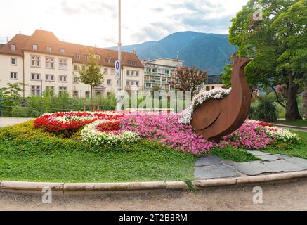 Meran, Italien - 9. August 2023: Künstlerische Statue im Zentrum der Stadt Meran, die einen Vogel darstellt Stockfoto