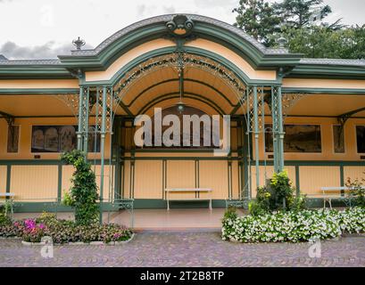 Meran, Italien - 8. August 2023: Außenansicht der Wandelhalle Stockfoto