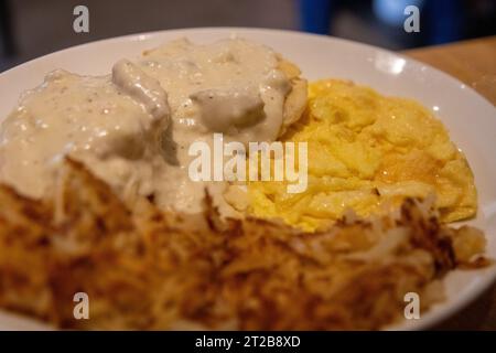 Rührei mit Biscuits & Gravy (Brötchen mit Soße) Stockfoto