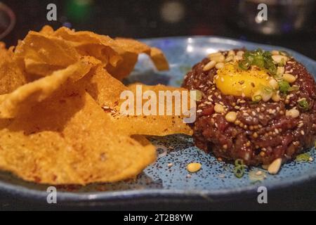 Koreanisch inspiriertes Steak Tartar mit frischen Taro Chips Stockfoto