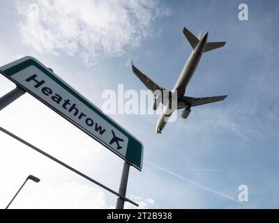 London Heathrow Airport Hounslow, Straßenschild für den Flughafen Heathrow mit niedrig fliegenden Air France Airbus A220-300 Flugzeugen über dem Himmel, Stockfoto