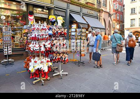 Straßburg, Frankreich - 5. September 2023: Touristen vor dem Souvenirladen mit Plüschstörchen und Grußkarte Stockfoto