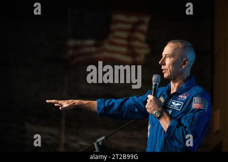 Veranstaltung Zur Emotionalen Mitarbeiterbindung Der Studenten Im Earth Information Center. Der ehemalige Astronaut Drew Feustel berichtet während der Veranstaltung zum Earth Information Center Student Engagement im Hauptquartier der Mary W. Jackson NASA am Freitag, 29. September 2023 in Washington. Stockfoto