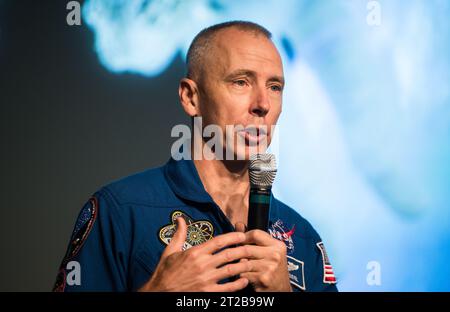 Veranstaltung Zur Emotionalen Mitarbeiterbindung Der Studenten Im Earth Information Center. Der ehemalige Astronaut Drew Feustel berichtet während der Veranstaltung zum Earth Information Center Student Engagement im Hauptquartier der Mary W. Jackson NASA am Freitag, 29. September 2023 in Washington. Stockfoto