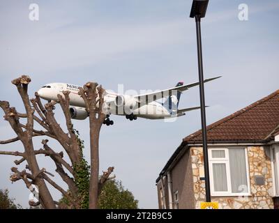 London Heathrow Airport Hounslow Aeromexico Boeing 787-9 Dreamliner Flugzeuge im Landeanflug auf Tiefflug über Wohnhäusern. Die Aerovías de México S.A. de C.V., die unter dem Namen Aeroméxico firmiert, ist das Flaggenunternehmen Mexikos Stockfoto