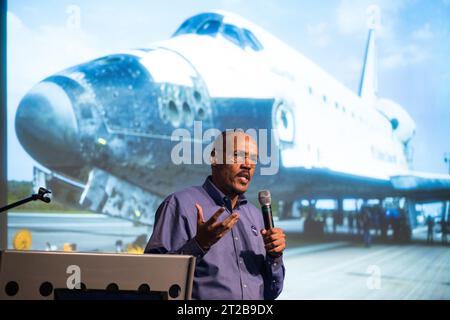 Veranstaltung Zur Emotionalen Mitarbeiterbindung Der Studenten Im Earth Information Center. Der ehemalige Astronaut Alvin Drew hält während der Veranstaltung zum Earth Information Center Student Engagement im Hauptquartier der Mary W. Jackson NASA am Freitag, den 29. September 2023 in Washington. Stockfoto