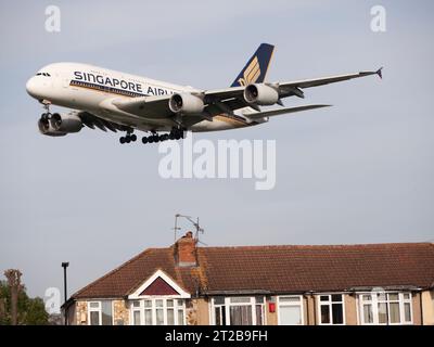 Flughafen London Heathrow Hounslow Singapore Airlines, Airbus A380-841, Flugzeuge auf dem Landeanflug über Wohnhäusern Stockfoto