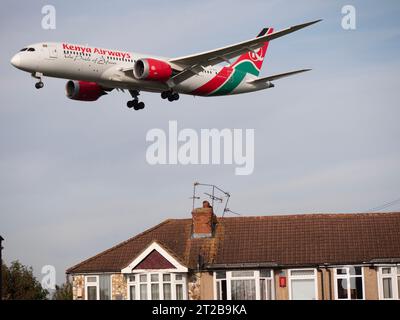 London Heathrow Airport Hounslow Kenya Airways, Boeing 787-8 Dreamliner Flugzeuge auf Landeanflug über Wohnhäusern Stockfoto