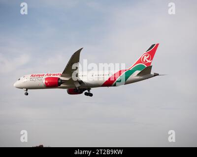 London Heathrow Airport Hounslow, Kenya Airways, Boeing 787-8 Dreamliner nähert sich der Landebahn in Heathrow Stockfoto