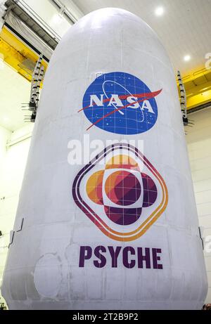 Psychischer Transport von Astrotech zu LC 39A. Die Teams transportieren das kapselte Psyche-Raumschiff der NASA von der Astrotech Space Operations Facility in Titusville zum Startplatz 39A im Kennedy Space Center in Florida am Freitag, den 6. Oktober 2023. Psyche wird auf einer SpaceX Falcon Heavy Rakete starten. Die Abfertigung ist für Donnerstag, den 12. Oktober, 10:16 Uhr EDT geplant. Riding with Psyche ist eine bahnbrechende Technologie-Demonstration, das DSOC-Experiment (Deep Space Optical Communications) der NASA. Stockfoto