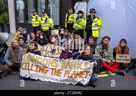 Umweltgruppen demonstrieren vor der Konferenz des "Energy Intelligent Forum", die im Zentrum Londons stattfand. Stockfoto