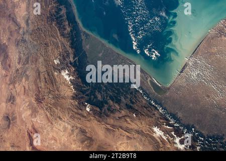 . Iss070e002303 (6. Oktober 2023) --- das Kaspische Meer und Städte an der Küste des Nordiranischen Iran werden von der Internationalen Raumstation aus in einer Umlaufbahn von 259 Meilen dargestellt. Stockfoto