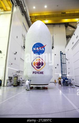 Psychischer Transport von Astrotech zu LC 39A. Die Teams transportieren das kapselte Psyche-Raumschiff der NASA von der Astrotech Space Operations Facility in Titusville zum Startplatz 39A im Kennedy Space Center in Florida am Freitag, den 6. Oktober 2023. Psyche wird auf einer SpaceX Falcon Heavy Rakete starten. Die Abfertigung ist für Donnerstag, den 12. Oktober, 10:16 Uhr EDT geplant. Riding with Psyche ist eine bahnbrechende Technologie-Demonstration, das DSOC-Experiment (Deep Space Optical Communications) der NASA. Stockfoto