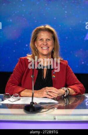 Psyche Mission und Wissenschaftsunterweisung. Lori Glaze, Direktor der Abteilung Planetenwissenschaften im NASA-Hauptquartier, nimmt am Dienstag, den 10. Oktober 2023, an einer Psyche-Mission und einem Wissenschaftsbriefing im Kennedy Space Center der NASA in Florida Teil. Psyche ist die erste Mission, die einen Asteroiden mit einer Oberfläche erforscht, die wahrscheinlich erhebliche Mengen an Metall enthält, anstatt Felsen oder Eis. Der Start der NASA-Raumsonde Psyche auf einer SpaceX Falcon Heavy Rakete ist für 10:16 Uhr EDT am Donnerstag, den 12. Oktober, von Kennedys Startkomplex 39A aus angegriffen Stockfoto