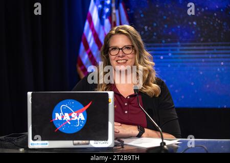 Psyche Mission und Wissenschaftsunterweisung. Alana Johnson, NASA Communications, moderiert am Dienstag, den 10. Oktober 2023 eine Psyche-Mission und ein Wissenschaftsbriefing im Kennedy Space Center der NASA in Florida. Psyche ist die erste Mission, die einen Asteroiden mit einer Oberfläche erforscht, die wahrscheinlich erhebliche Mengen an Metall enthält, anstatt Felsen oder Eis. Der Start der NASA-Raumsonde Psyche auf einer SpaceX Falcon Heavy Rakete ist für 10:16 Uhr EDT am Donnerstag, den 12. Oktober, von Kennedys Startkomplex 39A aus angegriffen Stockfoto