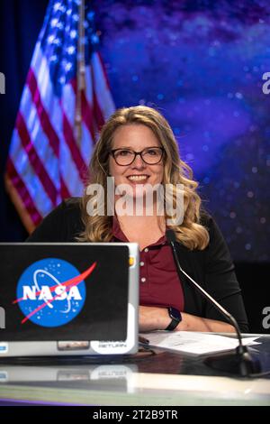 Psyche Mission und Wissenschaftsunterweisung. Alana Johnson, NASA Communications, moderiert am Dienstag, den 10. Oktober 2023 eine Psyche-Mission und ein Wissenschaftsbriefing im Kennedy Space Center der NASA in Florida. Psyche ist die erste Mission, die einen Asteroiden mit einer Oberfläche erforscht, die wahrscheinlich erhebliche Mengen an Metall enthält, anstatt Felsen oder Eis. Der Start der NASA-Raumsonde Psyche auf einer SpaceX Falcon Heavy Rakete ist für 10:16 Uhr EDT am Donnerstag, den 12. Oktober, von Kennedys Startkomplex 39A aus angegriffen Stockfoto