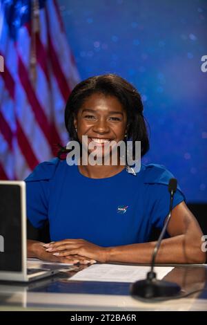 Psyche Prelaunch News Conference. Jasmine Hopkins, NASA Communications, moderiert am Mittwoch, den 11. Oktober 2023 eine Pressekonferenz zur Vorbereitung der Psyche-Mission im Kennedy Space Center der NASA in Florida. Psyche ist die erste Mission, die einen Asteroiden mit einer Oberfläche erforscht, die wahrscheinlich erhebliche Mengen an Metall enthält, anstatt Felsen oder Eis. Der Start der NASA-Raumsonde Psyche auf einer SpaceX Falcon Heavy Rakete ist für 10:16 Uhr EDT am Donnerstag, den 12. Oktober, von Kennedys Startkomplex 39A aus angegriffen Stockfoto