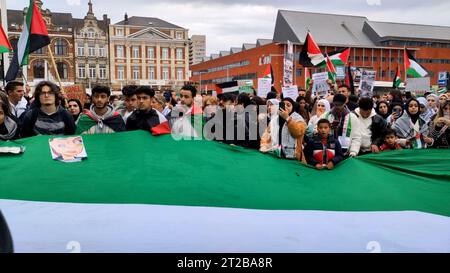 Leuven, Belgien. Oktober 2023. Am Mittwoch, den 18. Oktober 2023, nehmen die Menschen an einer propalästinensischen Solidaritätsaktion auf dem Martelarenplein in Leuven Teil. Die Hamas hat vor fast zwei Wochen einen großangelegten Angriff auf Israel aus dem Gazastreifen gestartet. Israel hat seither massive Luftangriffe auf Gaza durchgeführt. BELGA PHOTO INE GILLIS Credit: Belga News Agency/Alamy Live News Stockfoto