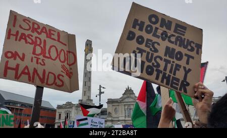 Leuven, Belgien. Oktober 2023. Am Mittwoch, den 18. Oktober 2023, nehmen die Menschen an einer propalästinensischen Solidaritätsaktion auf dem Martelarenplein in Leuven Teil. Die Hamas hat vor fast zwei Wochen einen großangelegten Angriff auf Israel aus dem Gazastreifen gestartet. Israel hat seither massive Luftangriffe auf Gaza durchgeführt. BELGA PHOTO INE GILLIS Credit: Belga News Agency/Alamy Live News Stockfoto