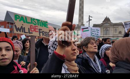 Leuven, Belgien. Oktober 2023. Am Mittwoch, den 18. Oktober 2023, nehmen die Menschen an einer propalästinensischen Solidaritätsaktion auf dem Martelarenplein in Leuven Teil. Die Hamas hat vor fast zwei Wochen einen großangelegten Angriff auf Israel aus dem Gazastreifen gestartet. Israel hat seither massive Luftangriffe auf Gaza durchgeführt. BELGA PHOTO INE GILLIS Credit: Belga News Agency/Alamy Live News Stockfoto