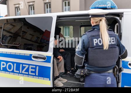 Furth Im Wald, Deutschland. Oktober 2023. Migranten sitzen in einem Fahrzeug der Bundespolizei. Vermerk: Daniel Karmann/dpa/Alamy Live News Stockfoto