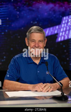 Psyche Prelaunch News Conference. Bob Cabana nimmt am Mittwoch, den 11. Oktober 2023, an einer Pressekonferenz zur Vorbereitung der Psyche-Mission im Kennedy Space Center der NASA in Florida Teil. Psyche ist die erste Mission, die einen Asteroiden mit einer Oberfläche erforscht, die wahrscheinlich erhebliche Mengen an Metall enthält, anstatt Felsen oder Eis. Der Start der NASA-Raumsonde Psyche auf einer SpaceX Falcon Heavy Rakete ist für 10:16 Uhr EDT am Donnerstag, den 12. Oktober, von Kennedys Startkomplex 39A aus angegriffen Stockfoto