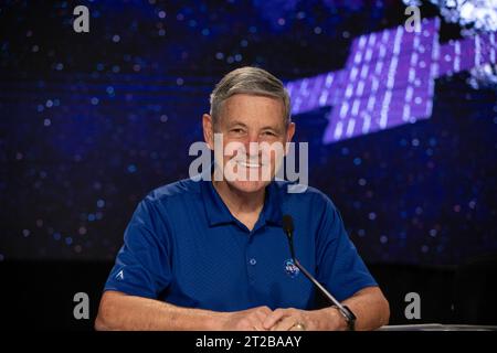 Psyche Prelaunch News Conference. Bob Cabana nimmt am Mittwoch, den 11. Oktober 2023, an einer Pressekonferenz zur Vorbereitung der Psyche-Mission im Kennedy Space Center der NASA in Florida Teil. Psyche ist die erste Mission, die einen Asteroiden mit einer Oberfläche erforscht, die wahrscheinlich erhebliche Mengen an Metall enthält, anstatt Felsen oder Eis. Der Start der NASA-Raumsonde Psyche auf einer SpaceX Falcon Heavy Rakete ist für 10:16 Uhr EDT am Donnerstag, den 12. Oktober, von Kennedys Startkomplex 39A aus angegriffen Stockfoto