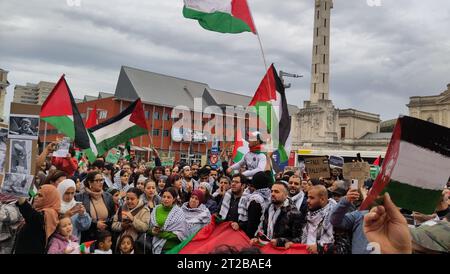 Leuven, Belgien. Oktober 2023. Am Mittwoch, den 18. Oktober 2023, nehmen die Menschen an einer propalästinensischen Solidaritätsaktion auf dem Martelarenplein in Leuven Teil. Die Hamas hat vor fast zwei Wochen einen großangelegten Angriff auf Israel aus dem Gazastreifen gestartet. Israel hat seither massive Luftangriffe auf Gaza durchgeführt. BELGA PHOTO INE GILLIS Credit: Belga News Agency/Alamy Live News Stockfoto